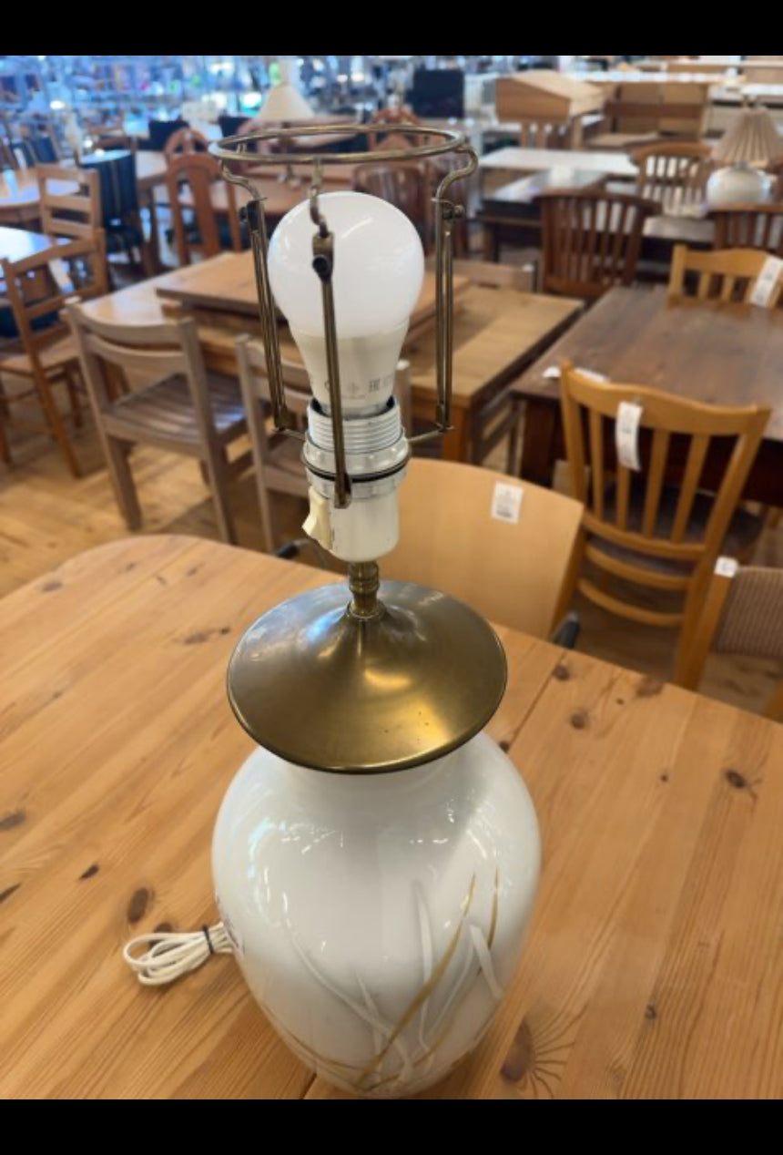 Stor lampe velegnet til en kommode